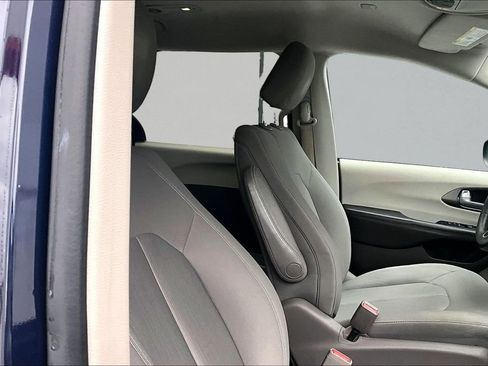 Used 2017 Chrysler Pacifica Touring image 30