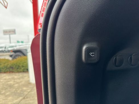 Used 2020 Jeep Cherokee Limited image 29