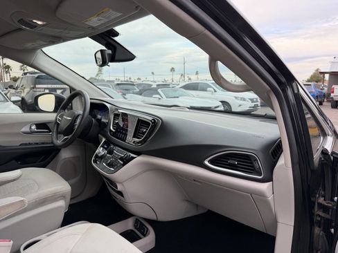 Used 2018 Chrysler Pacifica Touring Plus image 24