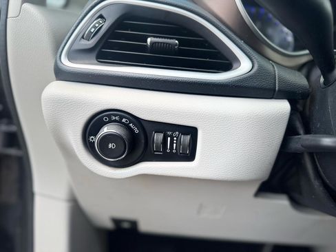 Used 2019 Chrysler Pacifica Touring-L FWD image 35