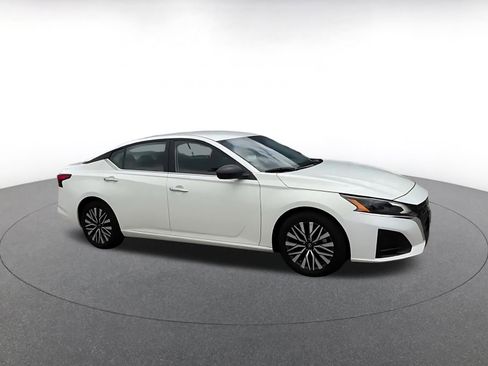 Used 2025 Nissan Altima 2.5 SV FWD image 2