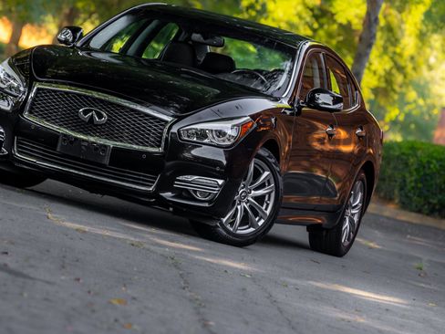 Used 2019 INFINITI Q70 Luxe RWD image 24