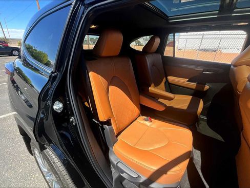 Used 2025 Toyota Highlander Platinum image 19