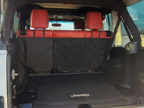 Used 2015 Jeep Wrangler Unlimited Sahara w/ Connectivity Group image 15