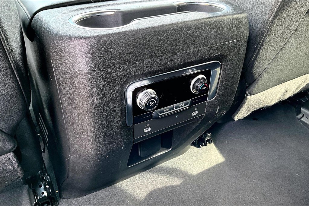 Used 2023 GMC Yukon SLT AWD/4WD image 32