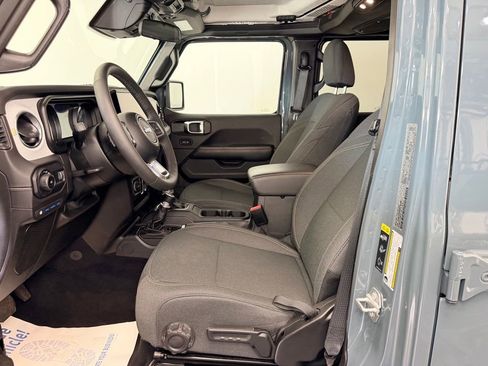 Used 2025 Jeep Wrangler Unlimited Sahara AWD/4WD image 3