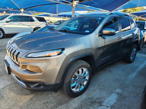 Used 2017 Jeep Cherokee Limited w/ Luxury Group AWD/4WD image 2
