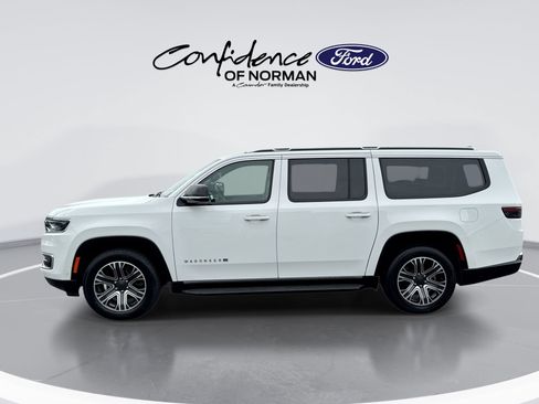 Used 2024 Jeep Wagoneer L Series II RWD image 5