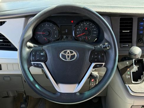 Used 2016 Toyota Sienna LE image 19