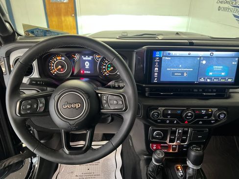 Used 2025 Jeep Wrangler Unlimited Sport AWD/4WD image 19