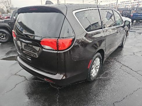 Used 2017 Chrysler Pacifica Touring w/ Tire & Wheel Group image 3