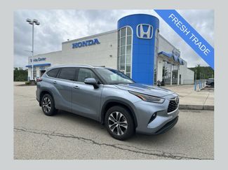 Used 2021 Toyota Highlander XLE AWD/4WD video 1