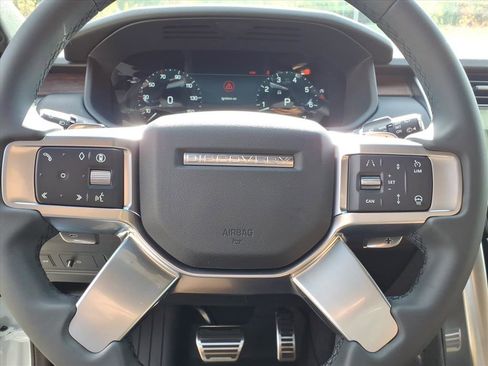 New 2026 Land Rover Discovery Dynamic SE image 11