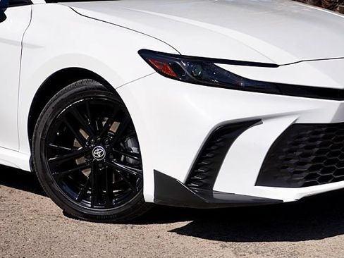 Used 2025 Toyota Camry SE FWD image 4