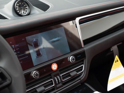 Certified 2026 Porsche Macan AWD/4WD image 24
