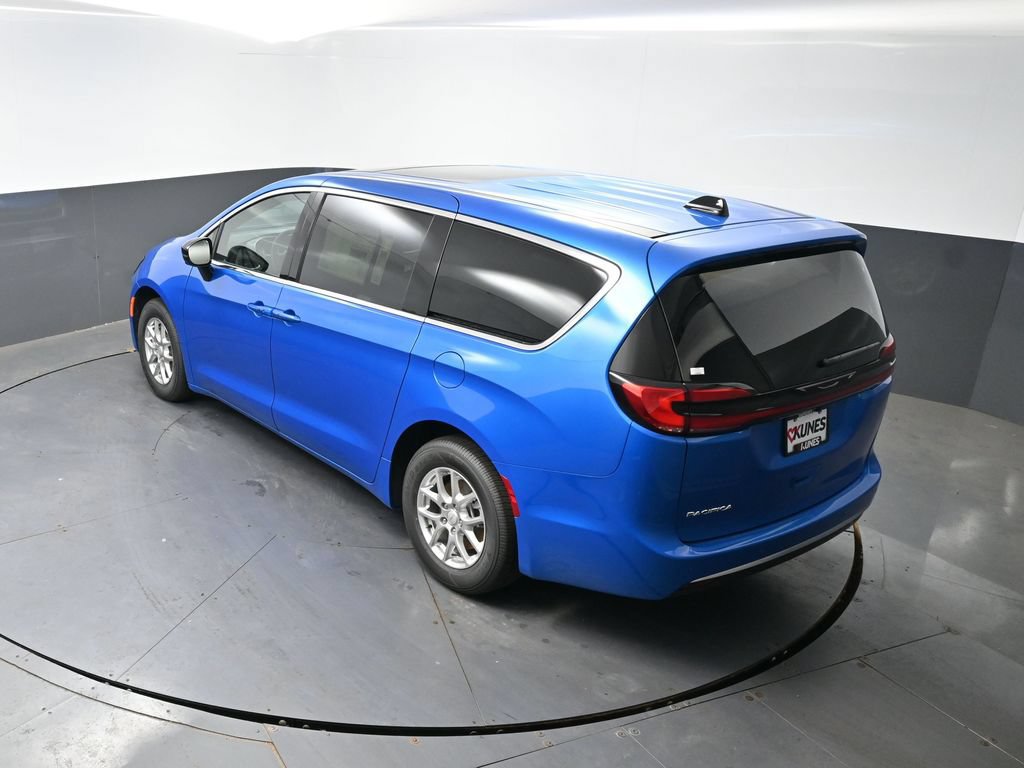 New 2027 Chrysler Pacifica Select w/ Family Tech Group FWD image 37