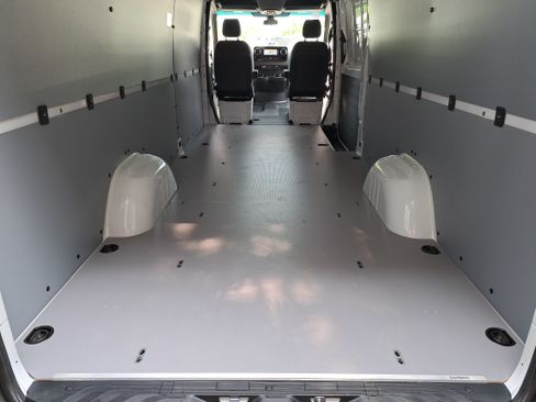 Used 2024 Mercedes-Benz eSprinter 170 Cargo image 15