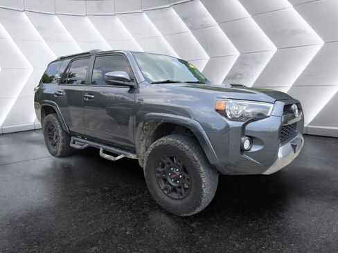 Used 2019 Toyota 4Runner TRD Off-Road AWD/4WD image 2