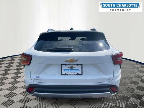 Used 2025 Chevrolet Trax LT w/ LT Convenience Package FWD image 5