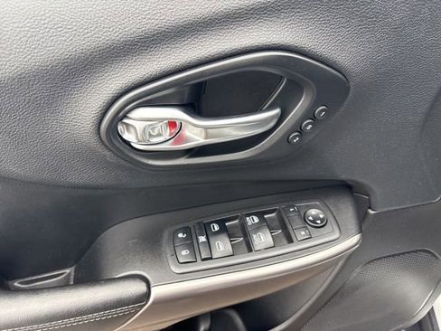 Used 2019 Jeep Cherokee Limited image 13