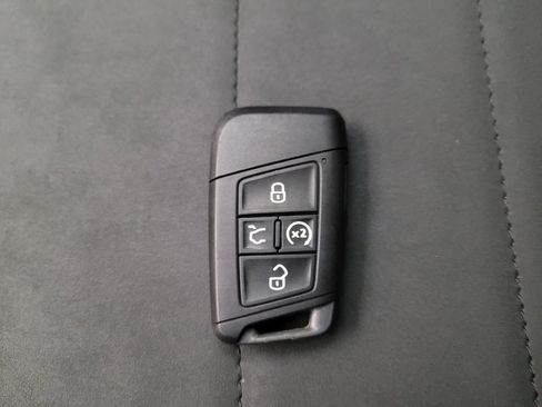 Used 2024 Volkswagen Taos SE image 32