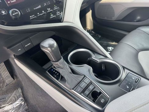 Used 2020 Toyota Camry XLE w/ Sunroof Package FWD image 12