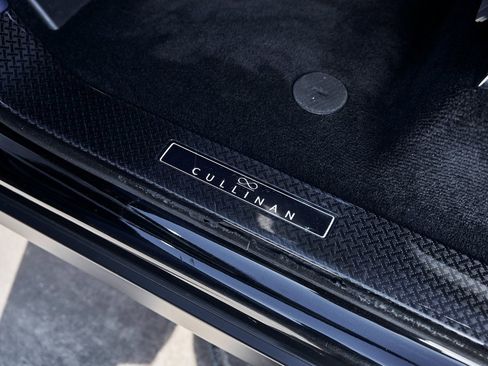 Used 2021 Rolls-Royce Cullinan Black Badge image 41