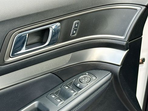 Certified 2018 Ford Explorer XLT image 8