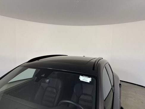 Certified 2026 Porsche Macan AWD/4WD image 17