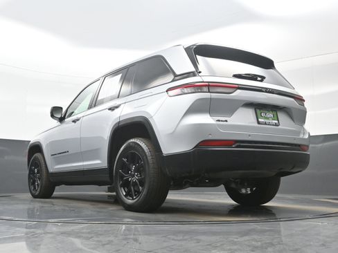 Used 2024 Jeep Grand Cherokee Altitude image 28