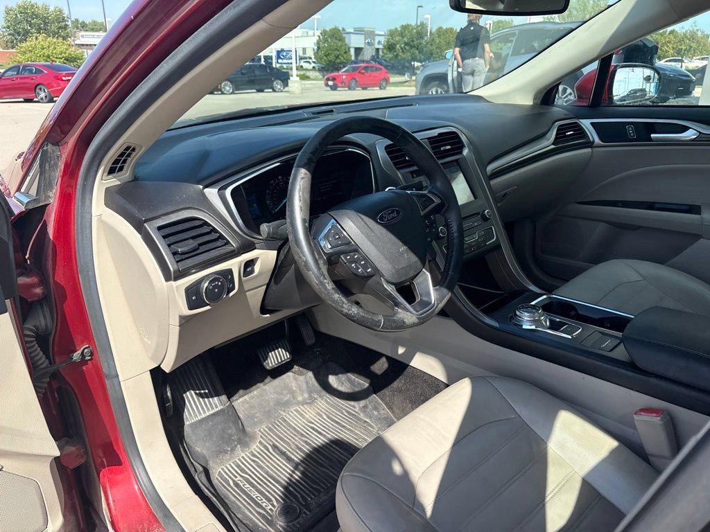 Used 2017 Ford Fusion SE w/ Fusion SE Technology Package FWD image 10