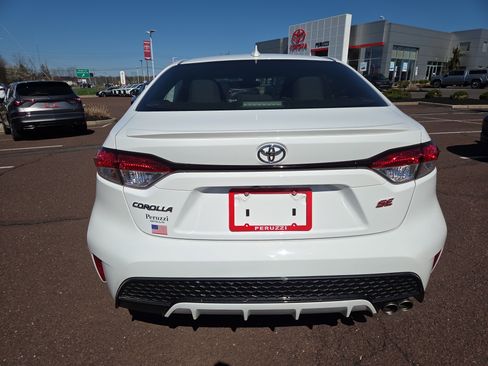 Certified 2021 Toyota Corolla SE w/ SE Premium Package FWD image 4