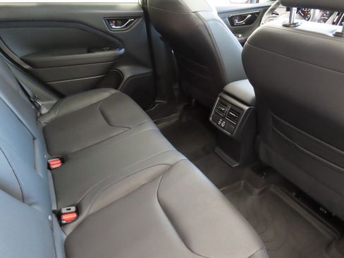 Used 2025 Subaru Forester Limited image 27