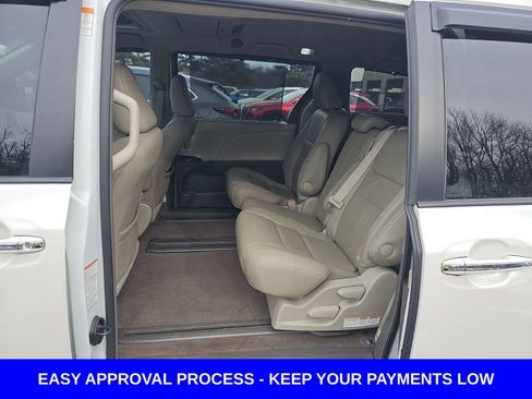 Used 2017 Toyota Sienna XLE Premium image 18