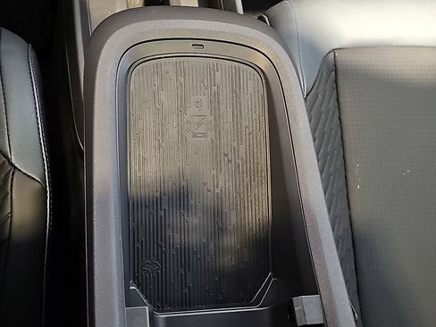 New 2026 Nissan Leaf Platinum+ w/ Cargo Package (Platinum+) image 17