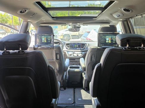 Used 2021 Chrysler Pacifica Touring-L w/ Uconnect Theater Family Group AWD/4WD image 19