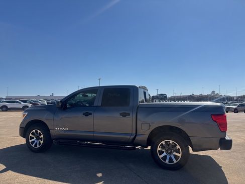 Used 2019 Nissan Titan S image 14