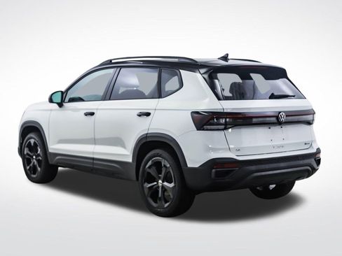 Used 2025 Volkswagen Taos SE AWD/4WD image 3