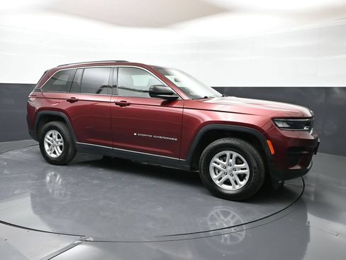 Used 2024 Jeep Grand Cherokee Laredo AWD/4WD image 1