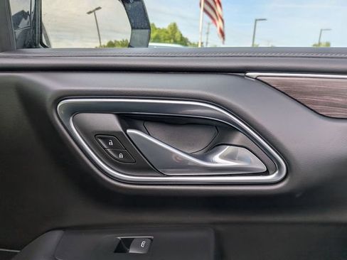 Used 2024 Chevrolet Suburban LT RWD image 32