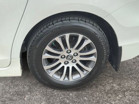 Used 2019 Toyota Sienna XLE w/ XLE Navigation Package FWD image 15