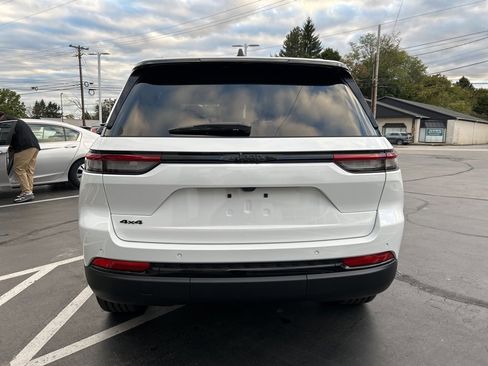 New 2025 Jeep Grand Cherokee Altitude image 4