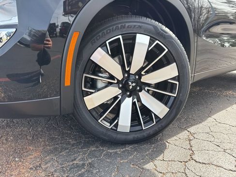 New 2026 Mitsubishi Outlander LE FWD image 2