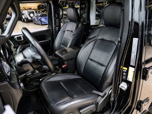 Used 2022 Jeep Wrangler Unlimited Sahara AWD/4WD image 6