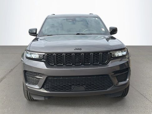 Used 2024 Jeep Grand Cherokee Altitude RWD image 9