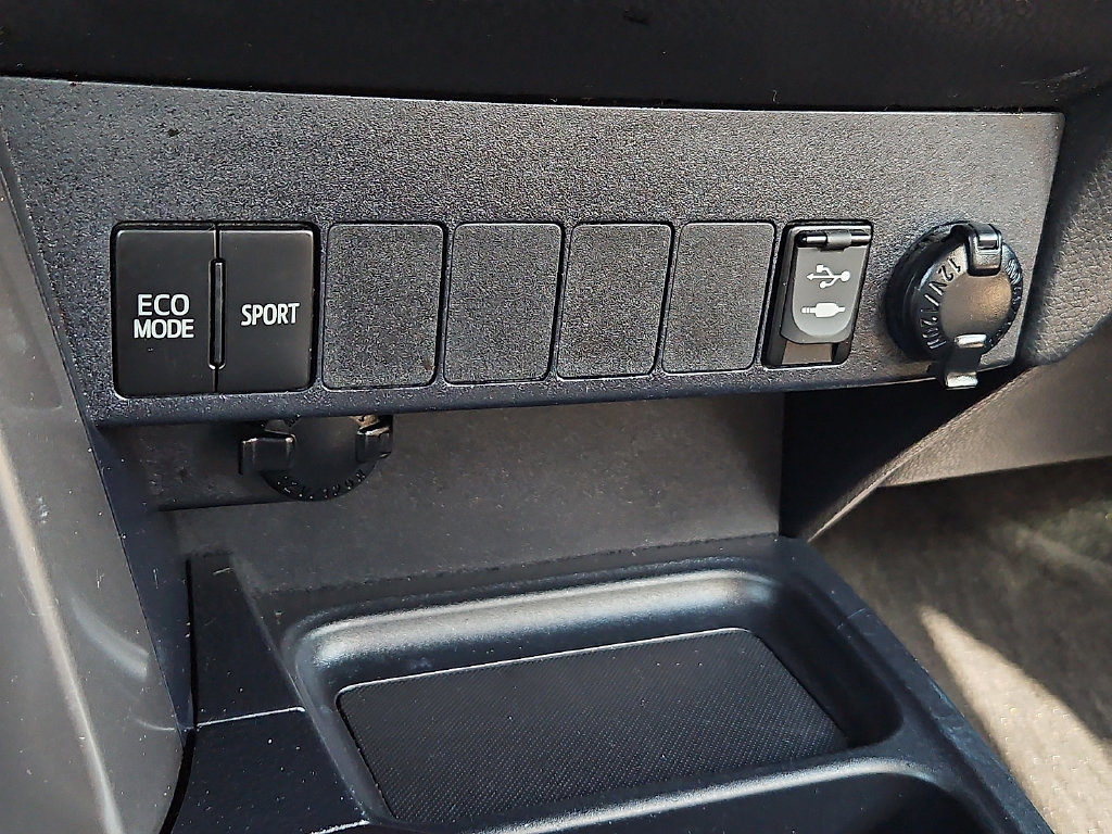 Used 2017 Toyota RAV4 XLE FWD image 25