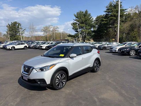 Used 2019 Nissan Kicks FWD image 1