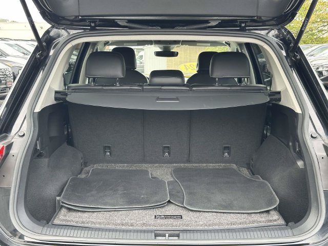 Used 2024 Volkswagen Tiguan SE AWD/4WD image 11