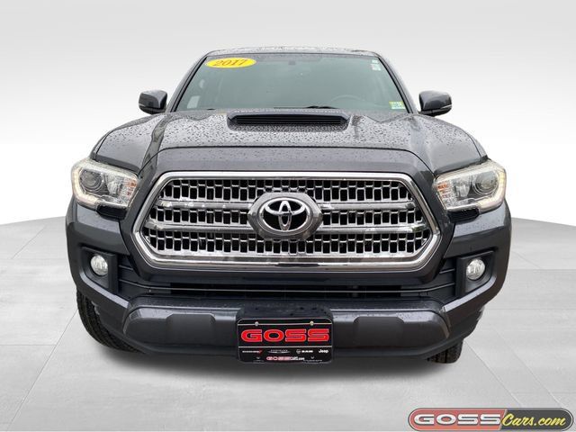 Used 2017 Toyota Tacoma TRD Sport w/ Tow Package (A/T) AWD/4WD image 2