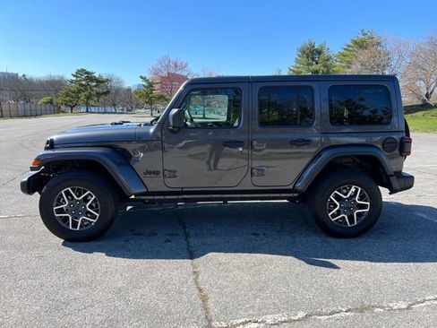 Used 2025 Jeep Wrangler Unlimited Sahara AWD/4WD image 6